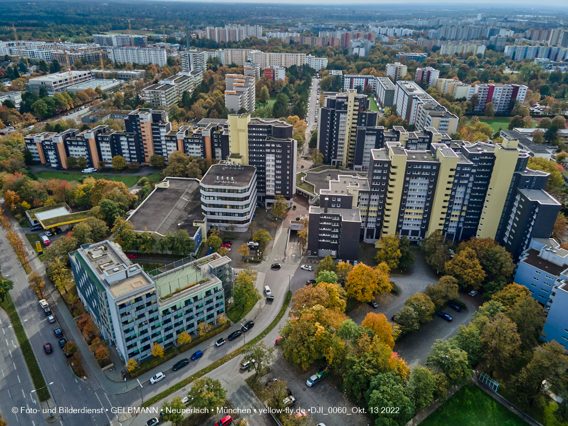 13.10.2022 - Das Marx-Zentrum und Wohnanlage Karl-Marx-Ring 52-62 in Neuperlach